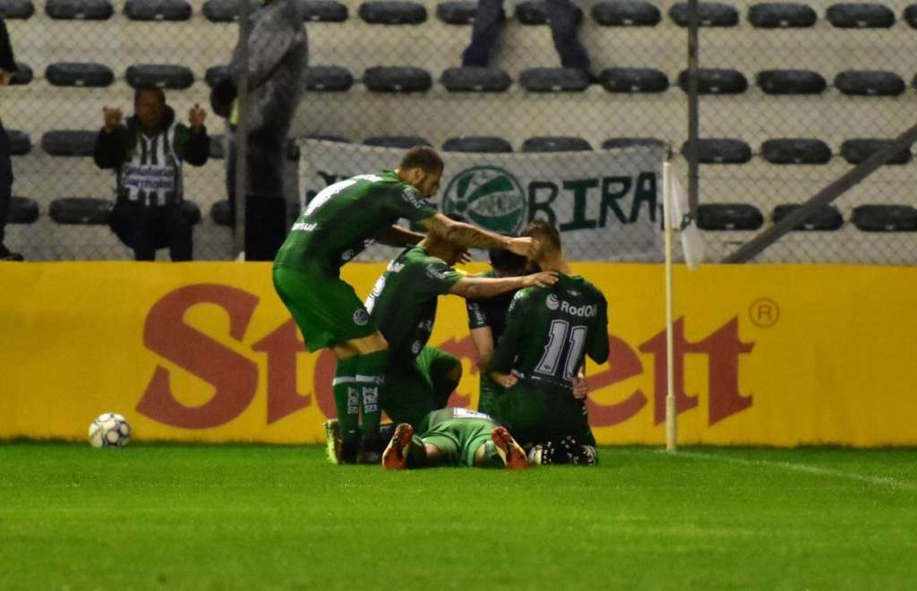 Jogadores do Juventude comemoram o gol de Fellipe Mateus aos 45 minutos do primeiro tempo (Foto: Arthur Dellagrave/Juventude)