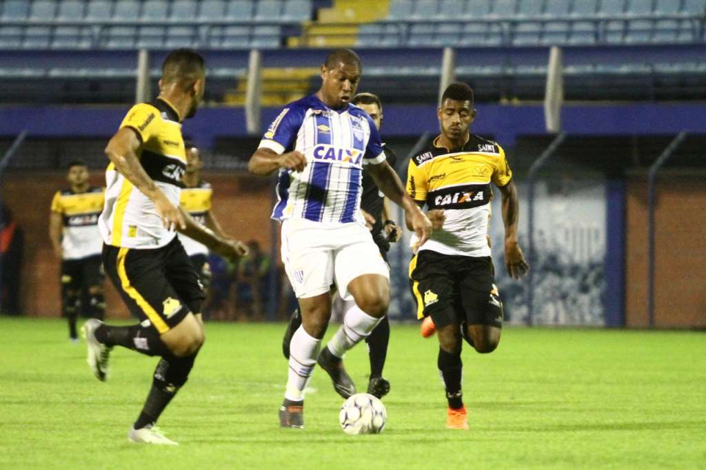 O Criciúma neutralizou bem o artilheiro Rodrigão e venceu a primeira na Série B (Foto: Jamira Furlani/Avaí)