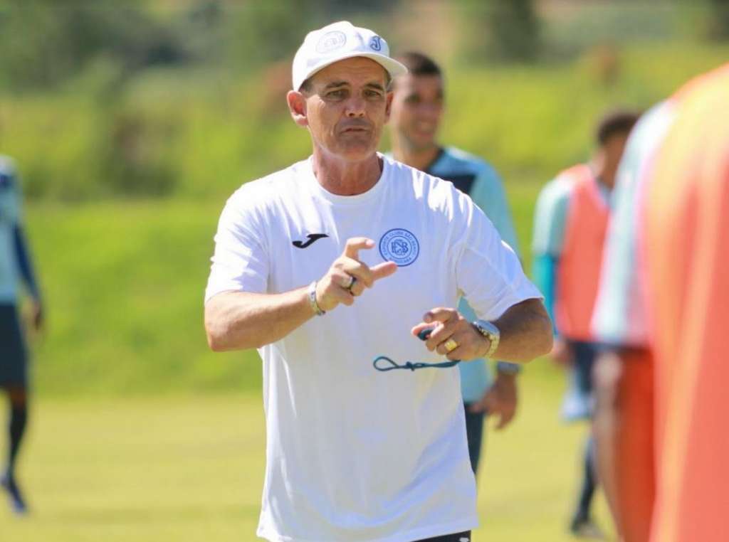 O técnico Paulo Roberto Santos comemorou a chegada do atacante Ricardo Bueno