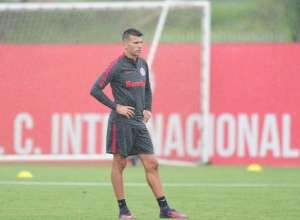 Victor Cuesta pede regularidade ao Inter fora de casa no Brasileirão