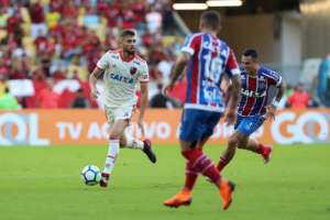 Léo Duarte treina e deve ser titular do Flamengo contra o Corinthians
