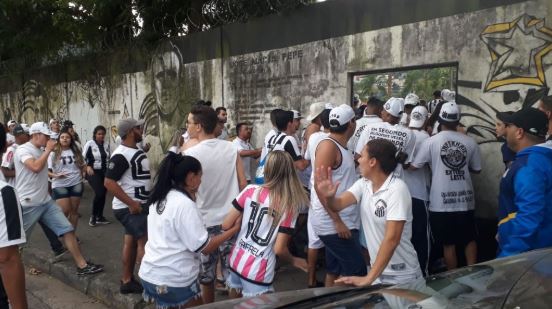 Às vésperas do jogo, torcida do Santos protesta e invade CT