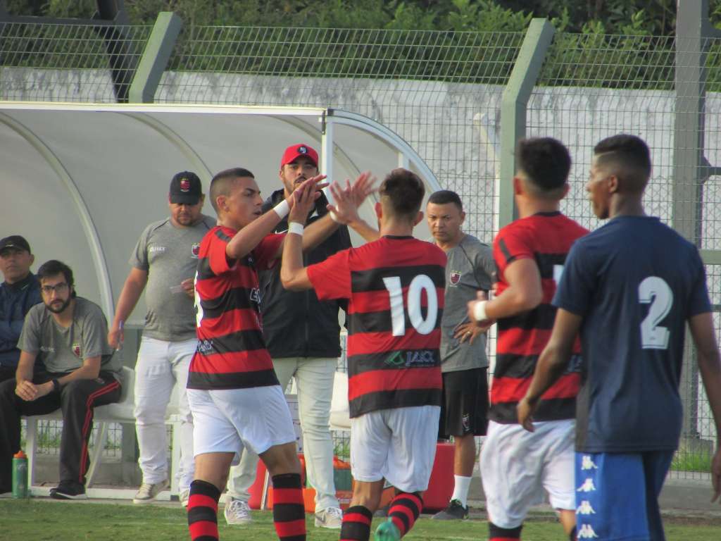 O Flamengo venceu o Amparo por 3 a 1 e alcançou provisoriamente a terceira colocação do Grupo 4 com 16 pontos. FOTO: Cláudio Herrera