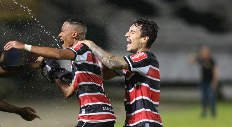 Em jogo emocionante, Santa Cruz vence a Juazeirense. Foto: Bobby Fabisak/JC Imagem - Bobby Fabisak/JC Imagem