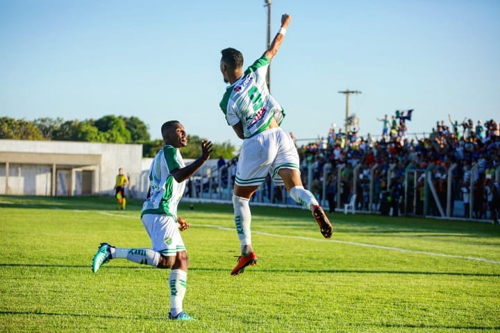 Jacaré atropela Naça e fica perto das oitavas de final