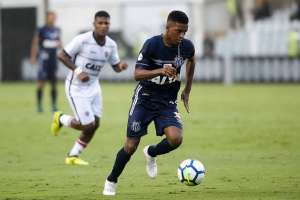 'Eu me vejo nele', diz Gabriel sobre jovem atacante Rodrygo, do Santos