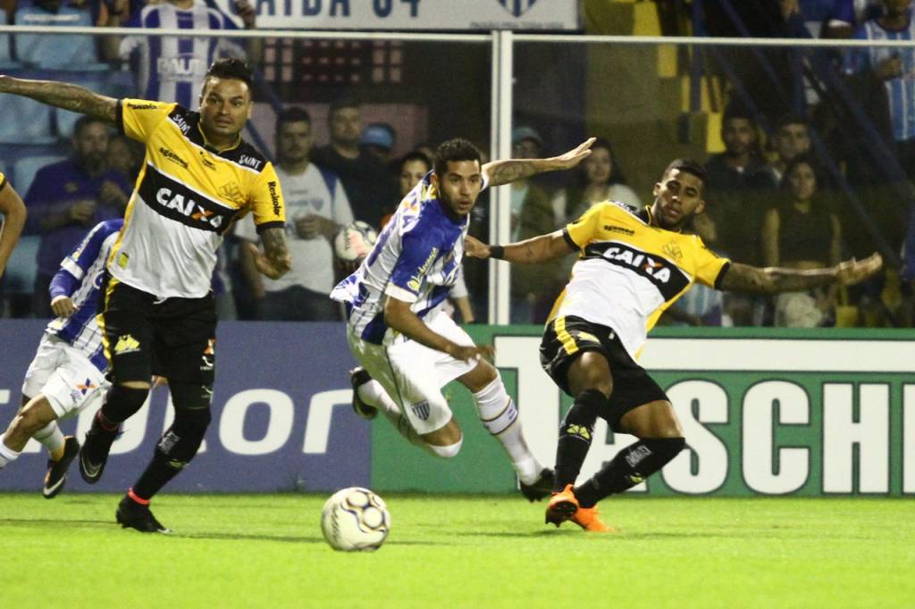 O zagueiro Fábio Ferreira segurou o atacante do Avaí no clássico catarinense