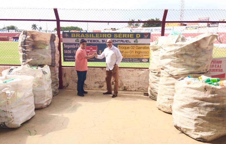 O presidente do Linense, Leandro Fabiano Asato, e o empresário da E&L Marketing Esportivo, Edvaldo Ferraz, comemoram o sucesso do programa Futebol Sustentável 