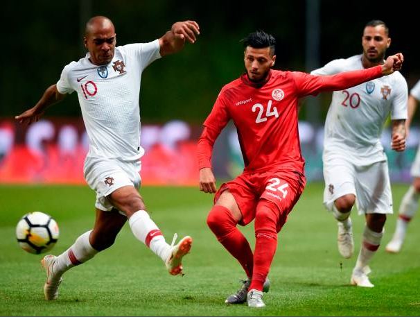 Em jejum, tunisianos comem durante jogos quando goleiro é atendido