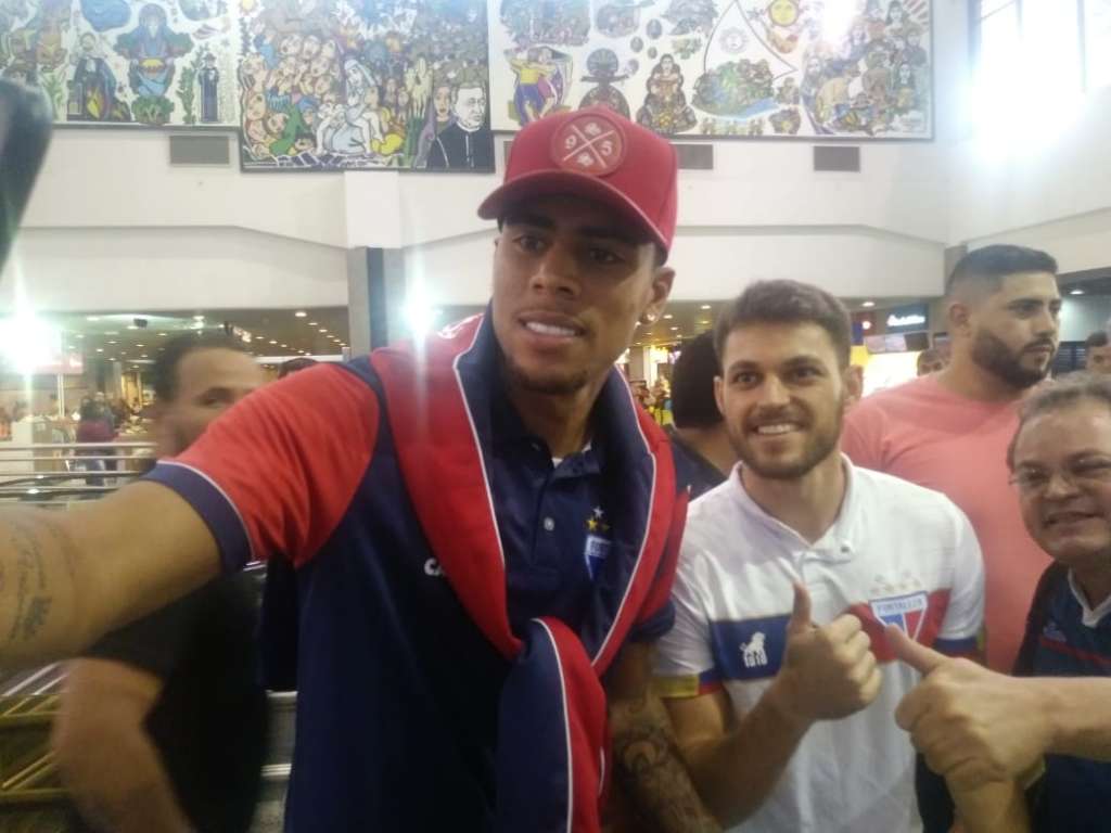 O atacante Gustavo foi o jogador mais assediado pela torcida tricolor (Foto: Luiz Henrique Pontes/O POVO)