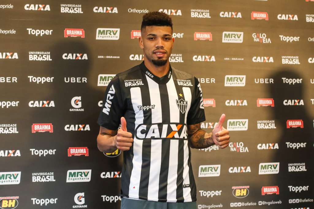 Zagueiro Juninho estreia fora de posição e com Atlético-MG em fase conturbada