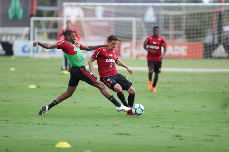 Após vitória sobre o Corinthians, Flamengo se reapresenta com jovens em campo