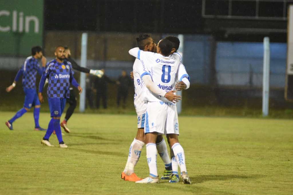 Em duelo gaúcho, Novo Hamburgo vence São José e abre vantagem Em duelo gaúcho, Novo Hamburgo vence São José e abre vantagem