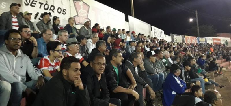 Torcedor do Elefante pegou sua blusa e foi ao Gilbertão empurrar o Linense para a virada sobre o Sinop