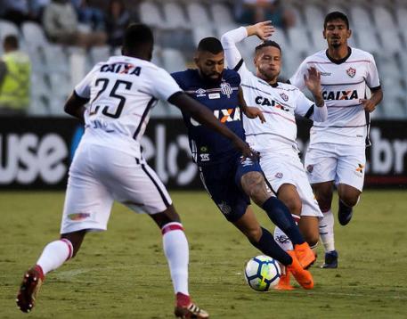 Peixe atropelou o Vitória na Vila Belmiro