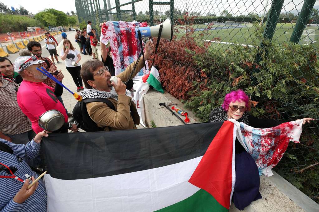 Palestinos protestam em Barcelona contra o amistoso da seleção argentina diante de Israel