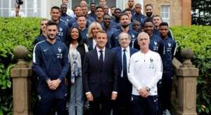 Copa do Mundo: Macron visita seleção da França e exalta futebol