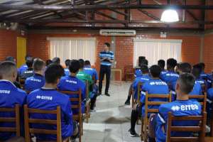 Magno Alves realiza bate-papo com jogadores da base do Tubarão