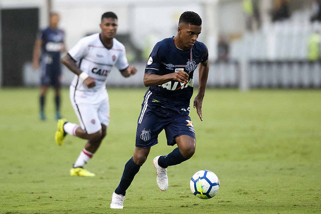 Em alta no Santos, Rodrygo diz que vitória no clássico acabará com ‘falação’