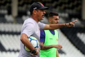 Valdir Bigode cobra que jogadores do Vasco façam 'duas funções' contra o Cruzeiro