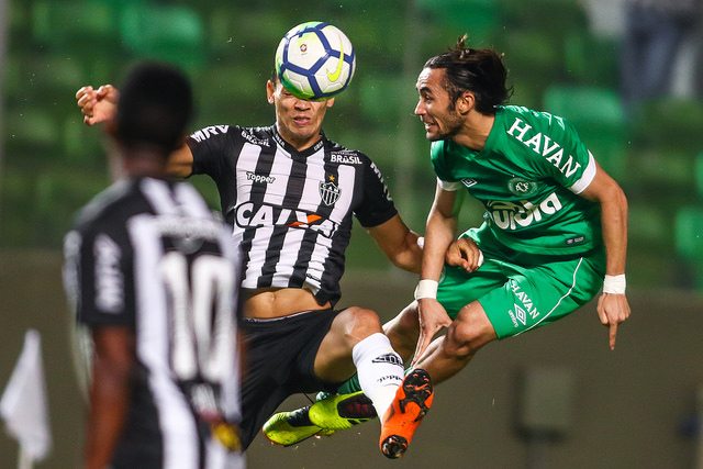 Sem técnico e Leandro Pereira, Chapecoense encara confronto direto em Salvador