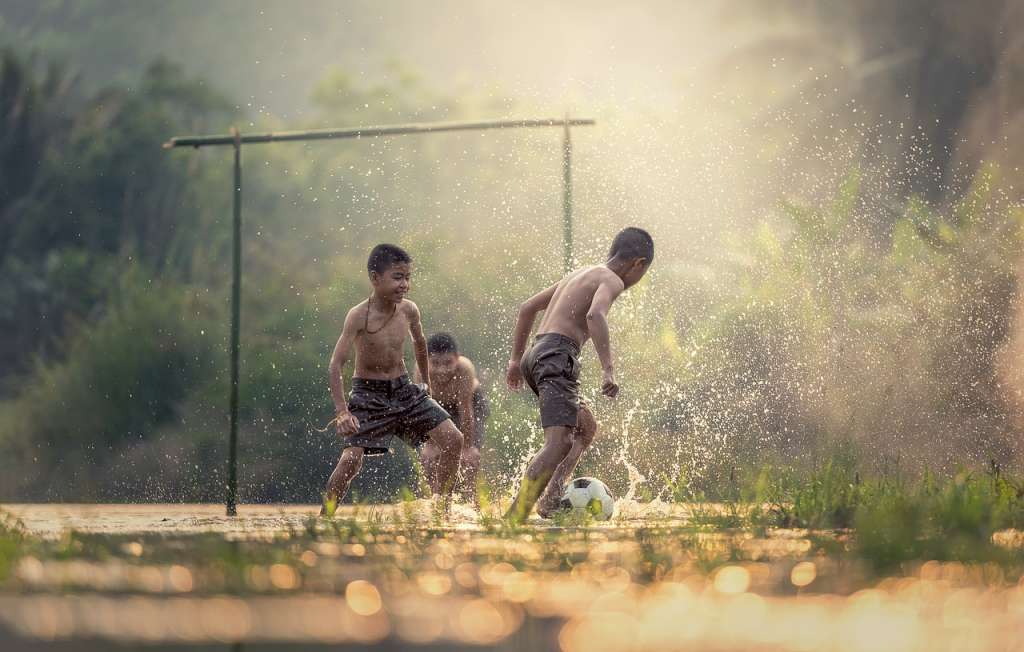 Paixão nacional, o futebol também é prática de exercícios