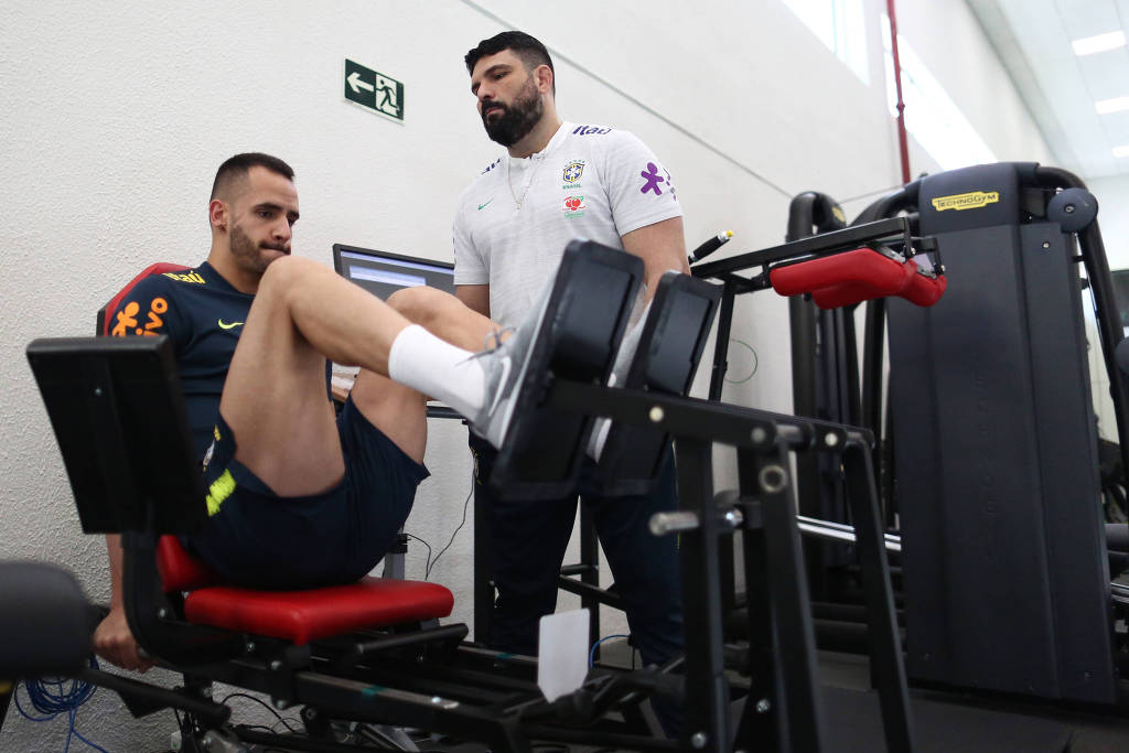 Copa do Mundo: Ameaçado de corte, Renato Augusto fará testes na seleção nesta quarta
