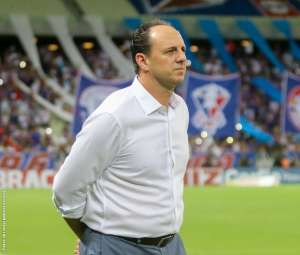 Série B: Ceni critica árbitro após empate do Fortaleza: 'estava com o braço engessado'