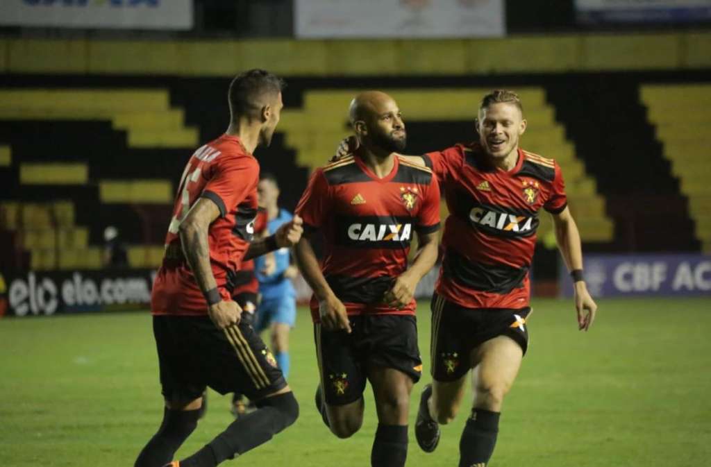 Fellipe Bastos comemora o gol que colocou o Sport entre os líderes do Brasileirão (Foto: Willians Aguiar/Sport)