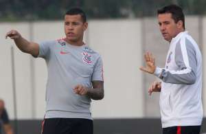 Torcida do Corinthians perde a paciência e vaia Osmar Loss após empate