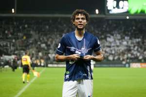 Victor Ferraz celebra gol, mas lamenta empate do Santos: 'Merecíamos vencer'