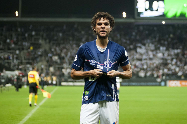 Victor Ferraz celebra gol, mas lamenta empate do Santos: ‘Merecíamos vencer’