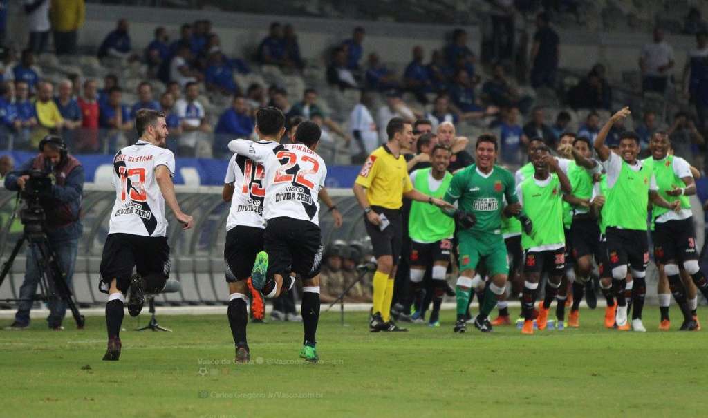 O Vasco saiu na frente do Cruzeiro no Mineirão com um golaço de Andrey