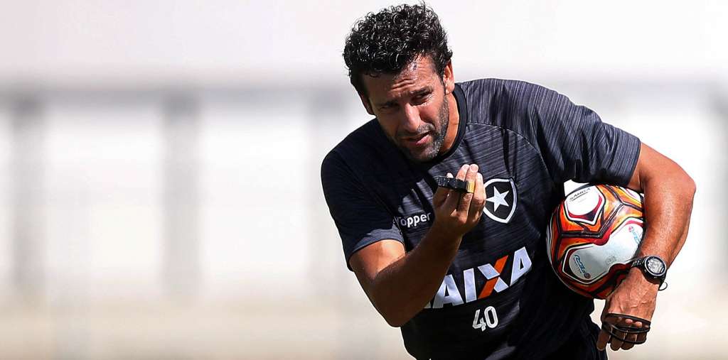 Valentim minimiza vaias, mas admite que Botafogo 'precisa melhorar muito'