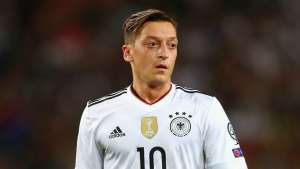Özil será poupado de amistoso da Alemanha por conta de dores no joelho
