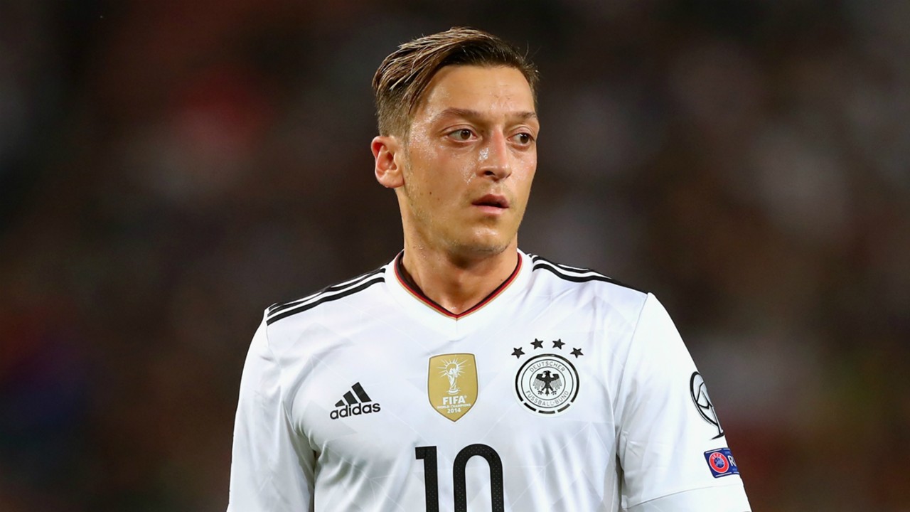 Özil será poupado de amistoso da Alemanha por conta de dores no joelho