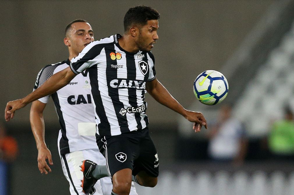 Após choque de cabeça, zagueiro Yago é vetado de treinos do Botafogo