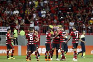 BRASILEIRÃO: Fla leva clássico e dispara; Paraná e Atlético-MG também vencem