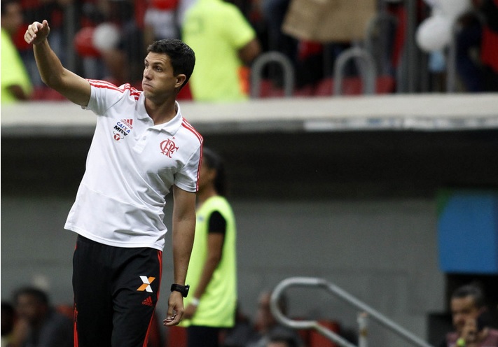 Maurício Barbieri mantém pés no chão após vitória do Flamengo no clássico