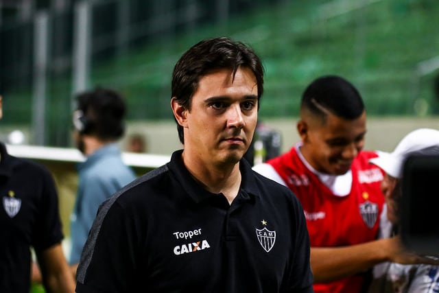 Após vitória do Atlético-MG, Thiago Larghi pede desculpas por expulsão