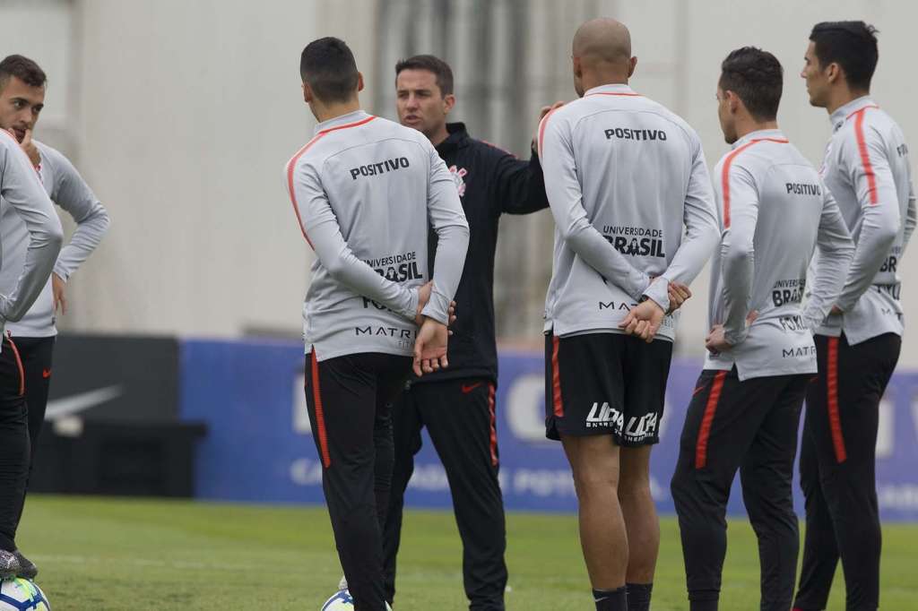 Loss tenta ajeitar o time do Corinthians na base da conversa
