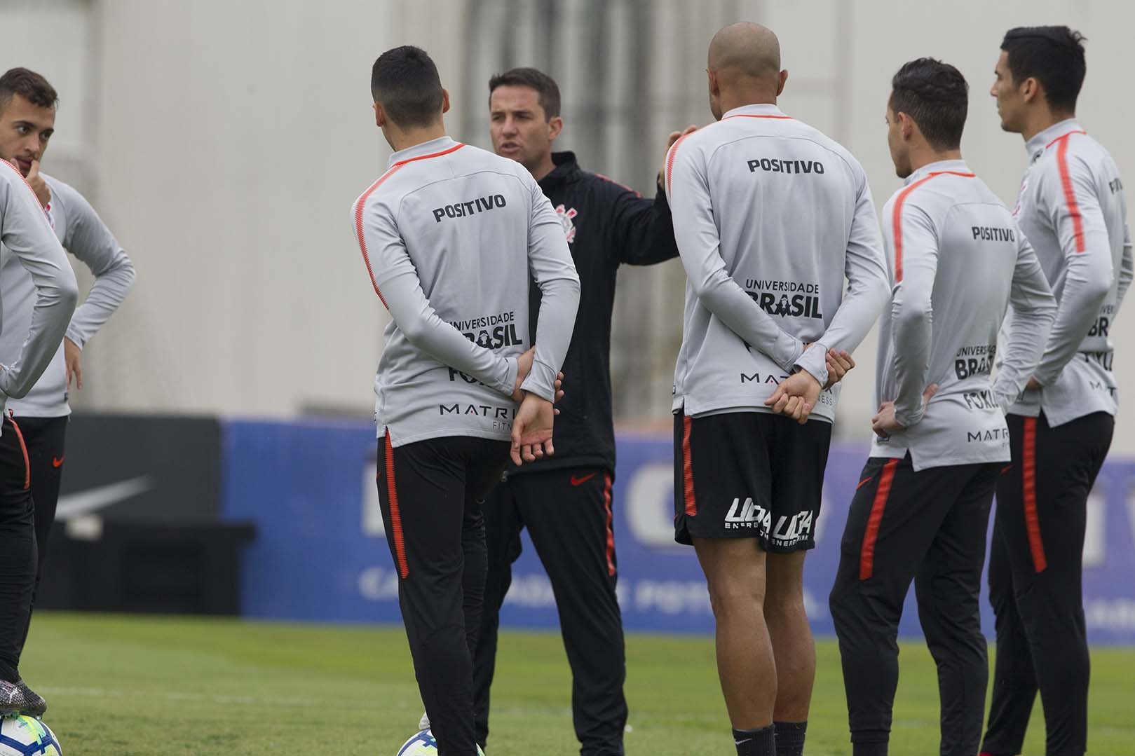 Com oito desfalques, Osmar Loss ganha apoio da diretoria do Corinthians