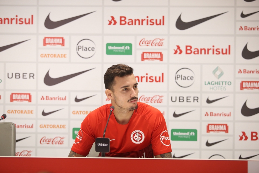 Zeca sofre lesão muscular em treino do Inter e tem reencontro com o Santos adiado