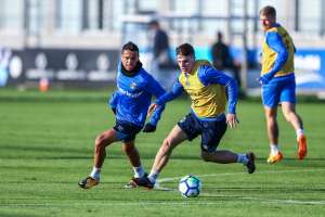 Jael e Léo Moura treinam e podem reforçar o Grêmio no jogo contra o América-MG