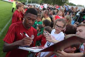 Antes de encarar Brasil em amistoso, Áustria visita o treino da Nigéria