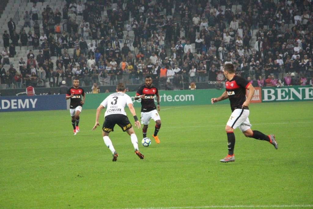 Sem criatividade, o Corinthians esbarrou num Vitória bem postado em campo (Foto: André Hiltner / E.C. Vitória)