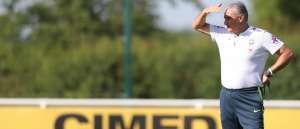 Tite se diz 'muito feliz e orgulhoso', mas evita adiantar time de estreia na Copa