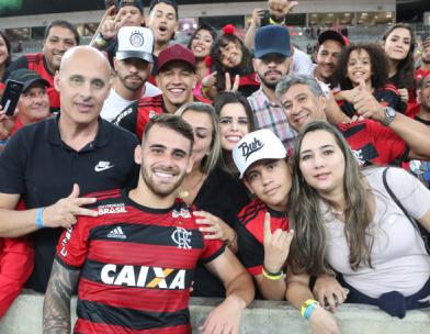 Felipe Vizeu se despede ao lado da família