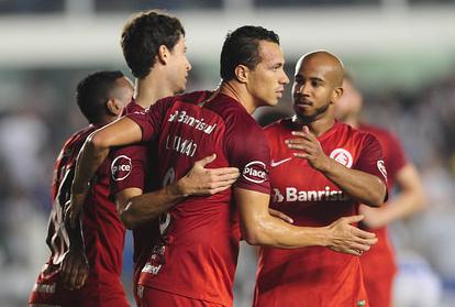 Zagueiro David Braz reclama de arbitragem, mas faz autocrítica: ‘Santos errou muito’