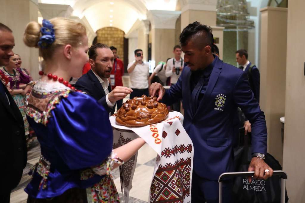 Seleção é recebida em Sochi com dança típica em hotel e torcedores em aeroporto